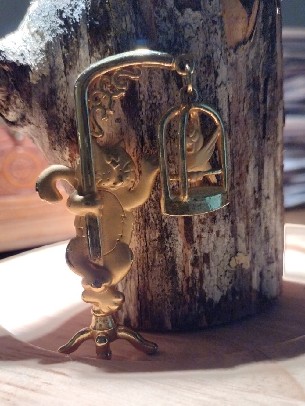 Gold-tone Cat & Birdcage Brooch - Elegant Animal Pin - Picture 5 of 7